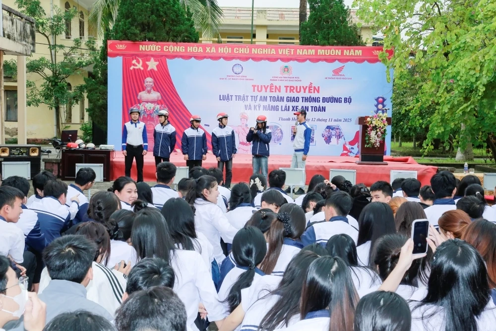 Tuyên truyền pháp luật về an toàn giao thông đường bộ và kỹ năng lái xe cho học sinh, sinh viên