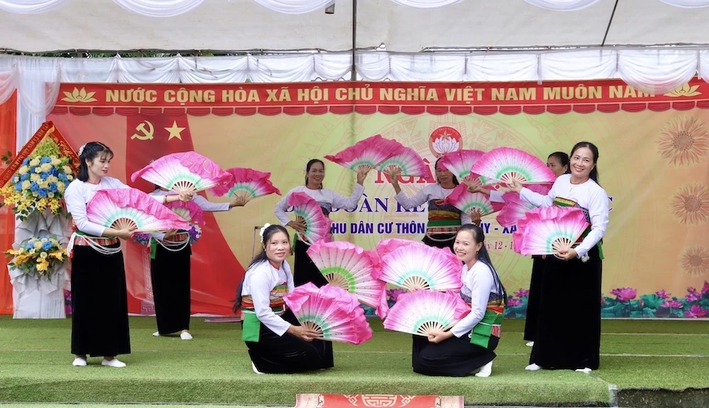 Chủ tịch Liên đoàn Lao động tỉnh dự Ngày hội Đại đoàn kết toàn dân tộc tại xã Kim Tân