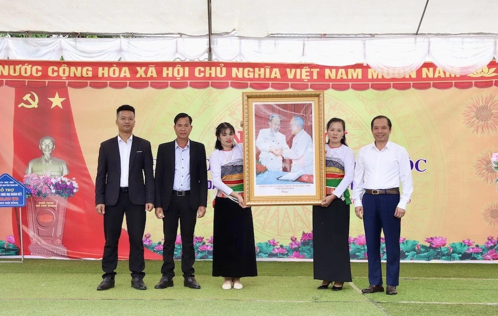 Chủ tịch Liên đoàn Lao động tỉnh dự Ngày hội Đại đoàn kết toàn dân tộc tại xã Kim Tân