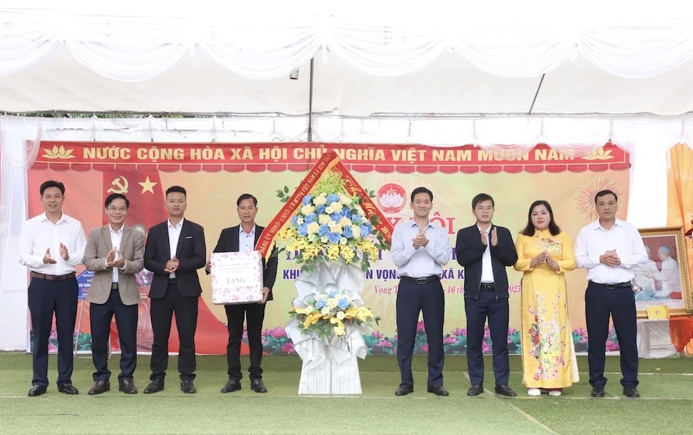 Chủ tịch Liên đoàn Lao động tỉnh dự Ngày hội Đại đoàn kết toàn dân tộc tại xã Kim Tân