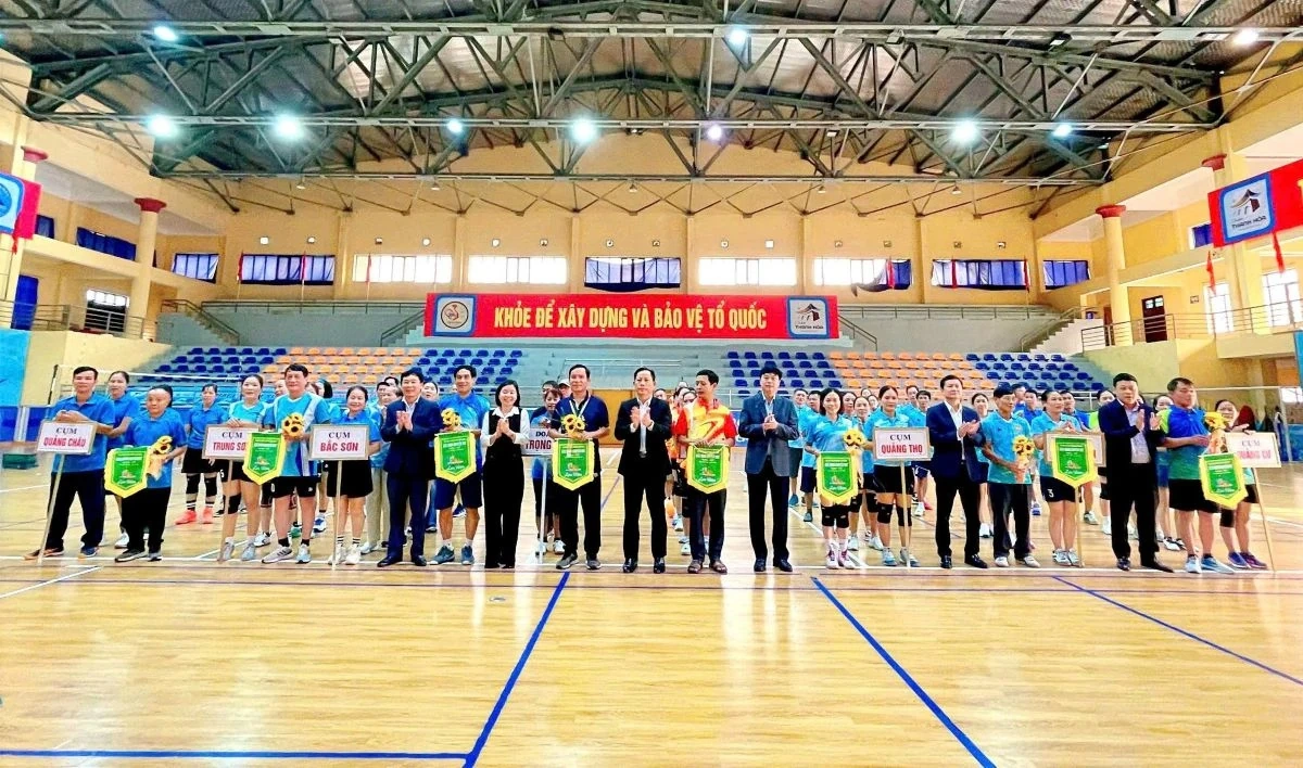 Hội Nông dân phường Sầm Sơn giao lưu bóng chuyền hơi nam - nữ