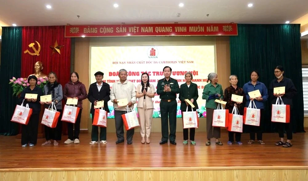 Tặng quà các nạn nhân chất độc da cam/dioxin bị thiệt hại bởi thiên tai