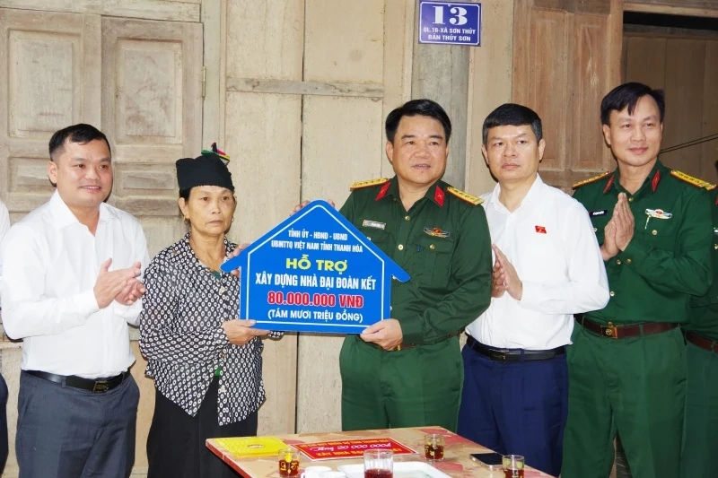 Chỉ huy trưởng Bộ CHQS tỉnh dự Ngày hội Đại đoàn kết toàn dân tộc tại xã Sơn Thủy