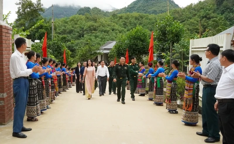 Chỉ huy trưởng Bộ CHQS tỉnh dự Ngày hội Đại đoàn kết toàn dân tộc tại xã Sơn Thủy