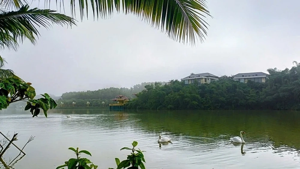 Du hành đến LAMORI – Nơi UFO soi bóng trên hồ Vua Lê