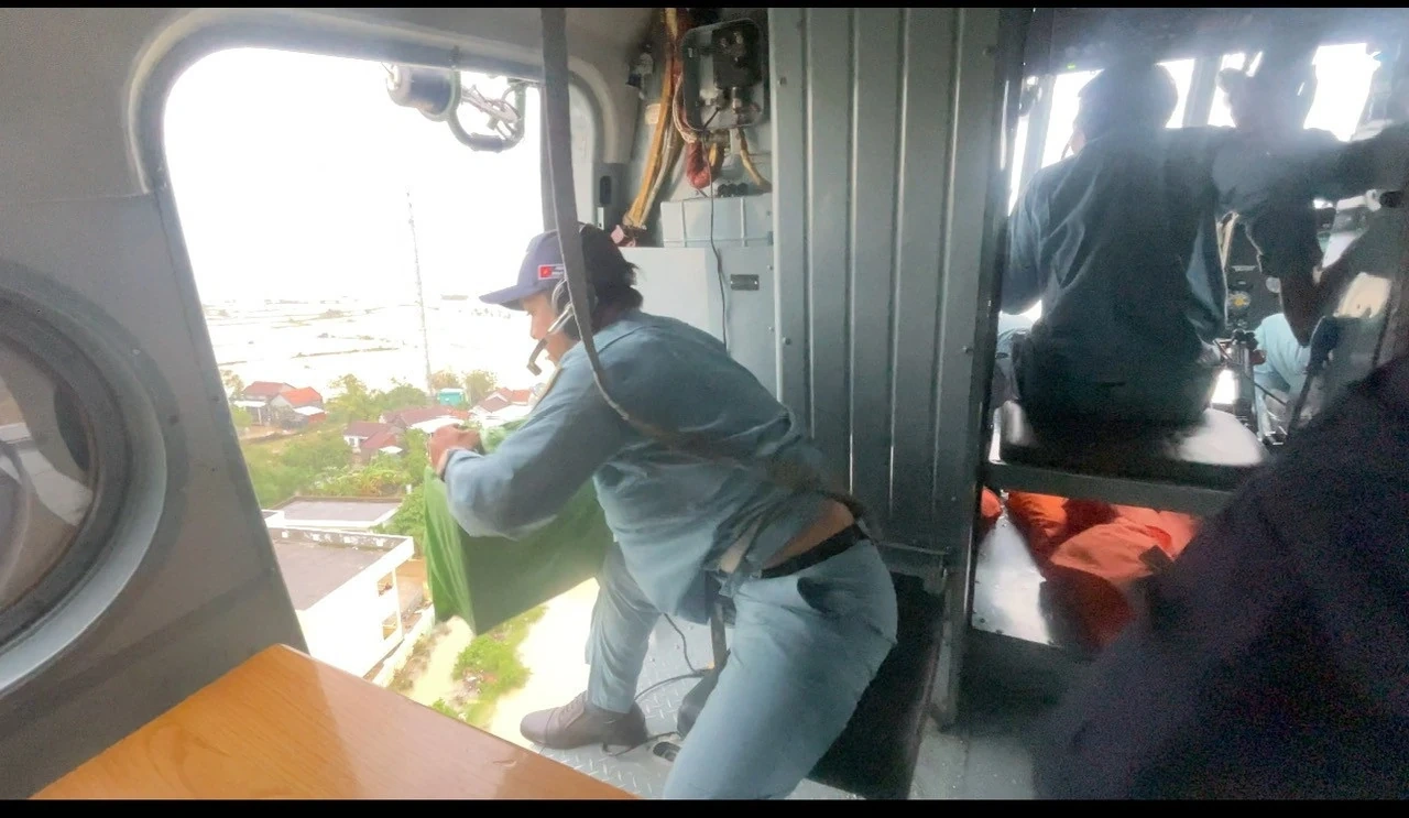 Trực thăng vận chuyển bốn tấn hàng đến người dân vùng lũ