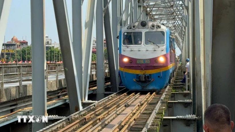 Tạm dừng nhiều chuyến tàu ngày 20/11 do mưa lũ tại miền Trung