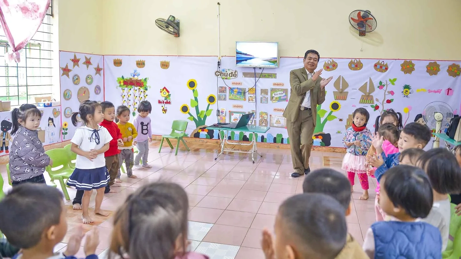 Nhắc đến mầm non, chúng ta thường nghĩ ngay đến hình ảnh những cô giáo hát hay, múa dẻo. Nhưng hơn 30 năm qua, có một người thầy vẫn ngày ngày tận tụy chăm sóc từng bữa ăn, giấc ngủ, miệt mài gieo chữ cho các em thơ tại một ngôi trường nơi vùng cao xứ Thanh. Đó là câu chuyện về “người mẹ đặc biệt” Lương Văn Sắng.