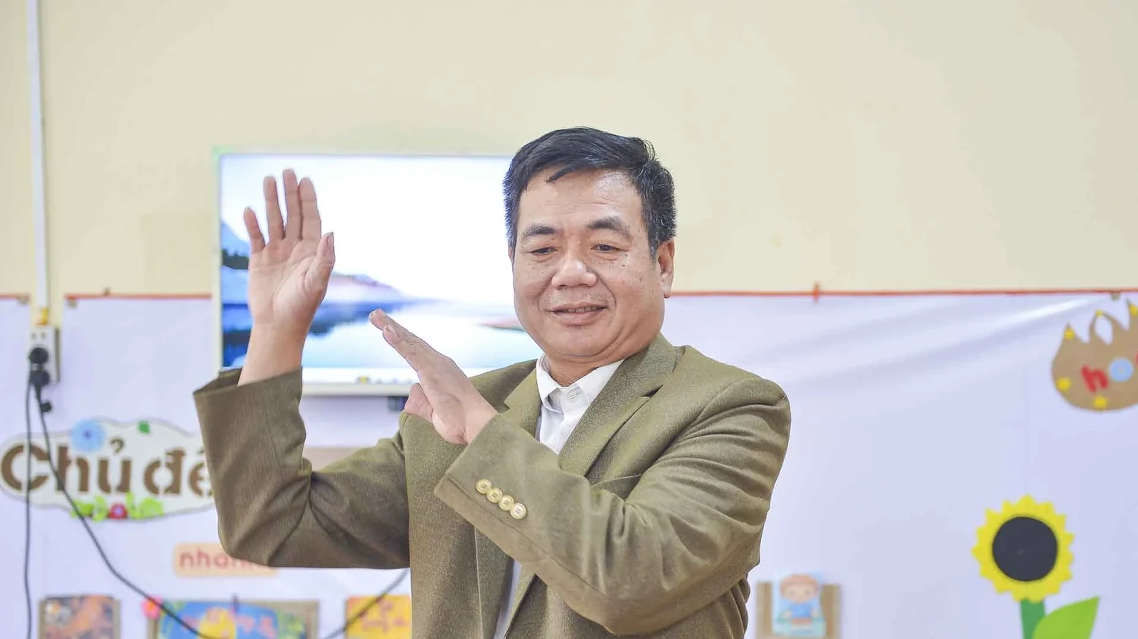 Thầy giáo Lương Văn Sắng (sinh năm 1972), đã 35 năm bước chân vào nghề, đó cũng là bấy nhiêu năm thầy gắn bó với Trường Mầm non Văn Nho.