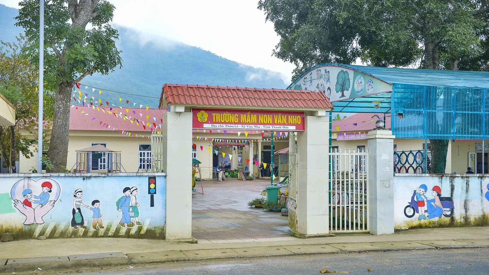 Ngày ấy không như bây giờ, mọi thứ gần như bắt đầu từ con số không: không điện, không đường, không trường, không trạm; giáo viên lên vùng cao lại rất ít. Tìm được người dạy mầm non hay cấp 1, cấp 2 vô cùng khó. Vì vậy, sau khi tốt nghiệp trung học phổ thông, thầy giáo Lương Văn Sắng phải đến từng nhà vận động cho các cháu đi học. Đường đi khi ấy chỉ là những lối mòn ngoằn ngoèo, đầy dây gai; đi từ bản này sang bản khác cũng mất cả tiếng đồng hồ.