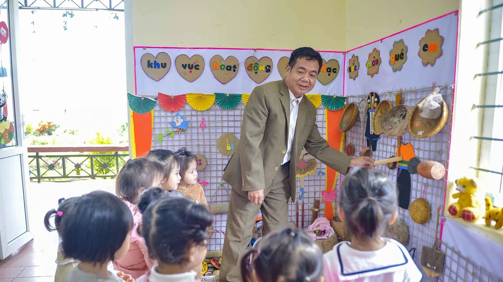 Bản thân là một giáo viên mầm non, được phân công trực tiếp chăm sóc, nuôi dưỡng và giáo dục trẻ cũng như bao thầy cô giáo khác. Bao năm qua, đã có rất nhiều người e ngại hỏi thầy Sắng: Tại sao đàn ông sức dài, vai rộng lại đi chọn cái nghề này? Có lẽ, ai cũng sợ những đấng mày râu không quen làm những công việc mà xã hội nghĩ chỉ có phụ nữ mới làm được.