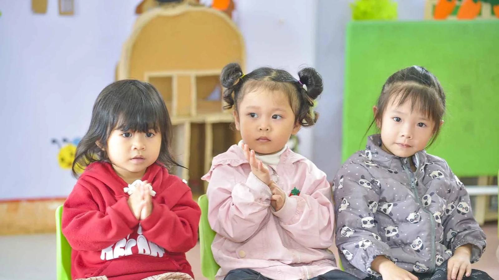 Ban đầu, chẳng ai muốn cho con đi học, bởi suy nghĩ, chỉ cần no cái bụng là đủ, học có ra ngô, ra khoai được đâu. Sau bao ngày thuyết phục, bà con dân bản cũng đồng tình, các em bắt đầu lên lớp. Lớp học của thầy trò khi ấy là gầm nhà sàn của một người dân trong bản.