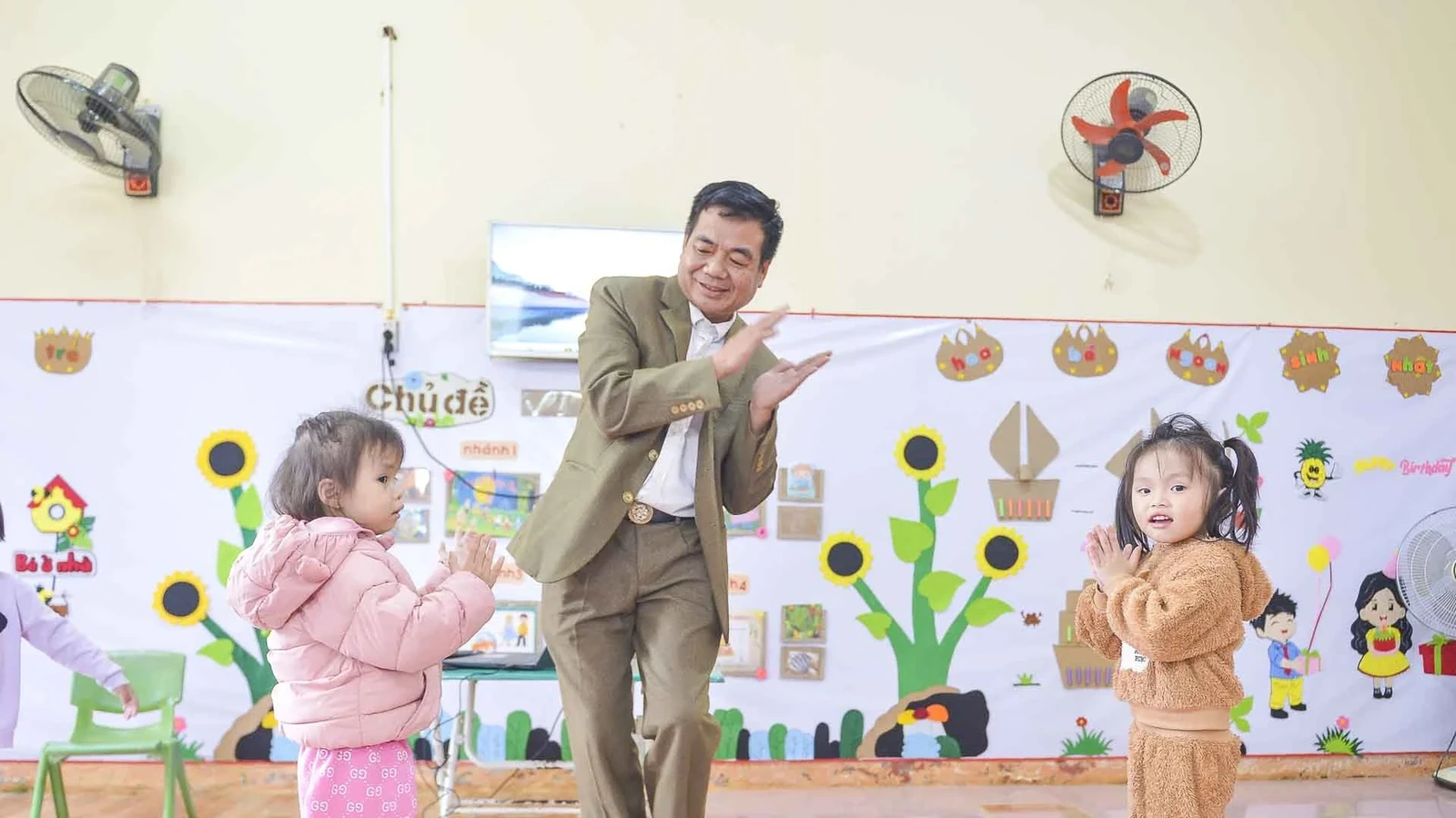 Cứ thể bỏ qua mọi sự gièm pha, chế giễu để bám lớp bằng tình yêu con trẻ. Mười năm không lương, không bảo hiểm nhiều lúc khiến thầy giáo Lương Văn Sắng chạnh lòng, nhưng nghĩ đến bà con và được gia đình động viên, thầy lại cố gắng vượt qua.