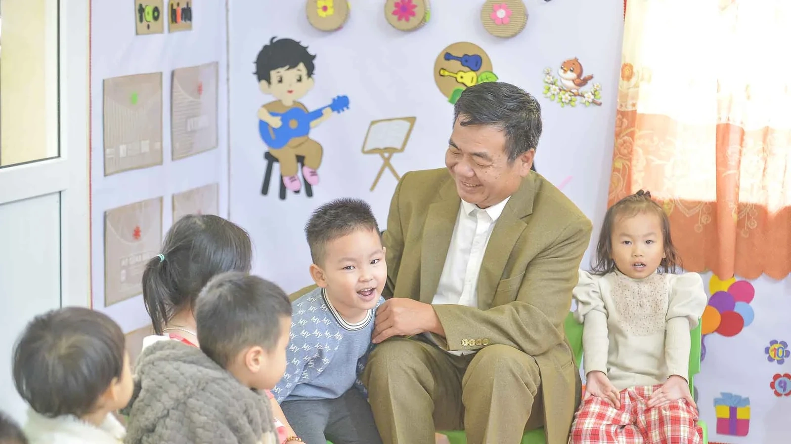 Mỗi ngày, thầy Sắng dậy từ tờ mờ sáng đón trẻ vì bố mẹ các em lên nương rẫy sớm. Với những gia đình khó khăn, thầy cô còn phải đến tận nhà vận động và đưa các em tới lớp.