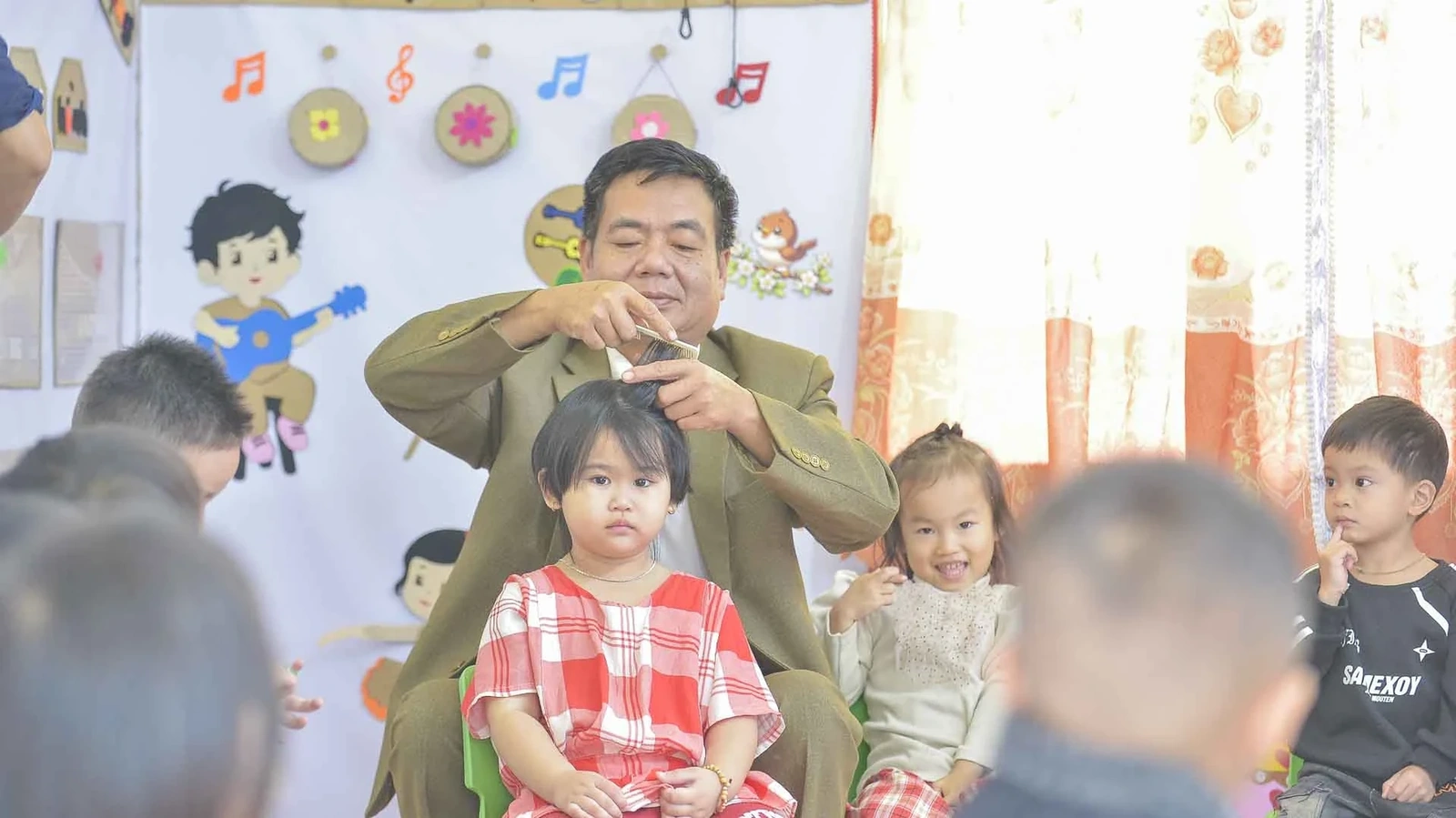 Khó nhất là dỗ trẻ. Nhiều khi phải hỏi phụ huynh và người thân để hiểu tính từng bé, từ đó có cách chăm và dạy cho phù hợp.