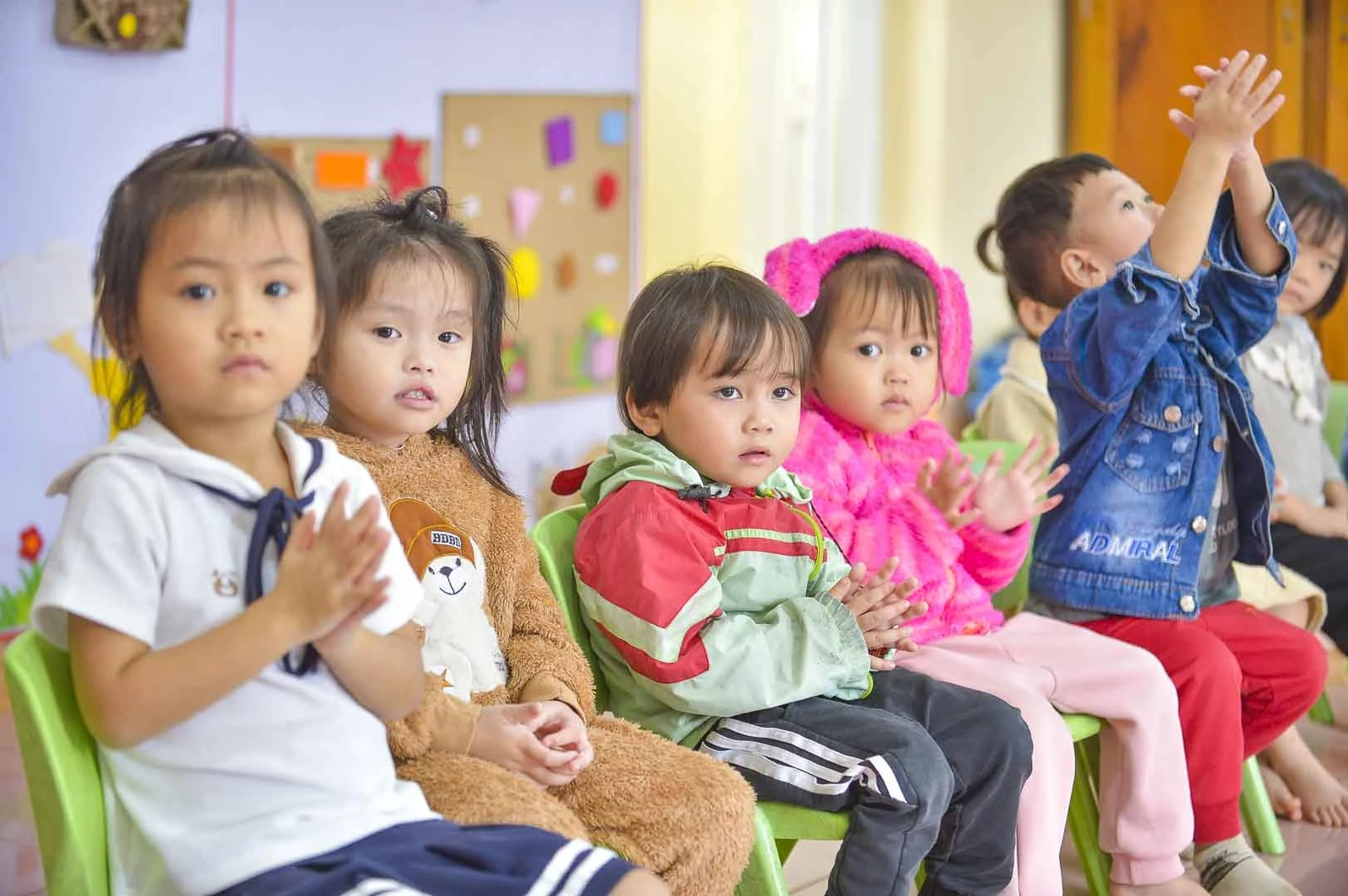 Thầy Sắng tự nhủ không vì mình là đàn ông mà lơ là công việc, phải cố gắng để không thua kém chị em. Ngược lại, đàn ông còn có lợi thế sức lực, nên những việc nặng hay khó mà chị em không làm được thì các thầy lại có thể đảm nhận.