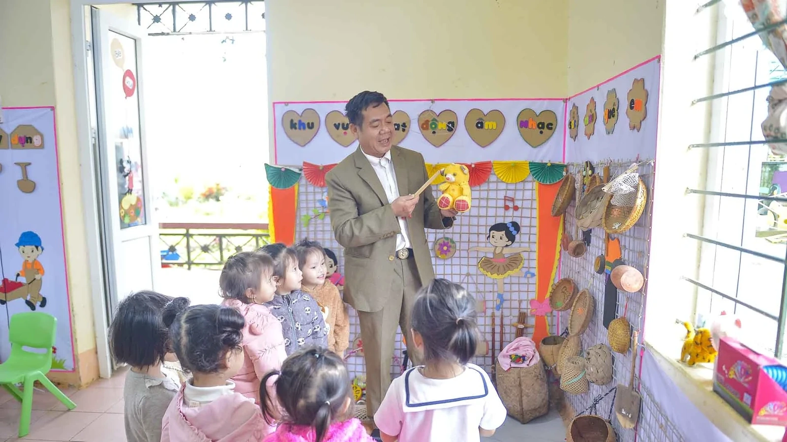 Là giáo viên đứng lớp, thầy giáo Lương Văn Sắng được giao chăm sóc, nuôi dưỡng và giáo dục trẻ đúng với chuyên môn của mình. Thầy luôn chủ động đổi mới phương pháp, học hỏi đồng nghiệp để nâng cao chất lượng giảng dạy. Bên cạnh đó, thường xuyên cập nhật kiến thức qua các kênh thông tin trên Internet, dự giờ và rút kinh nghiệm cùng tổ chuyên môn để đáp ứng yêu cầu đổi mới giáo dục hiện nay.