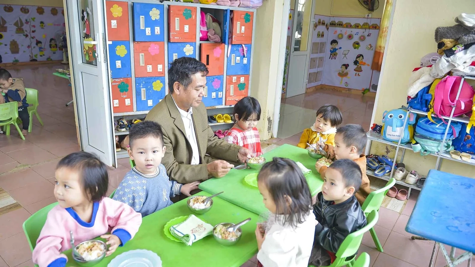 Với những cống hiến của mình, năm 2022, thầy giáo Lương Văn Sắng được Bộ trưởng Bộ giáo dục và Đào tạo tặng bằng khen vì đã có thành tích xuất sắc trong quá trình xây dựng và phát triển nhà trường, nhân dịp kỷ niệm 30 năm thành lập.