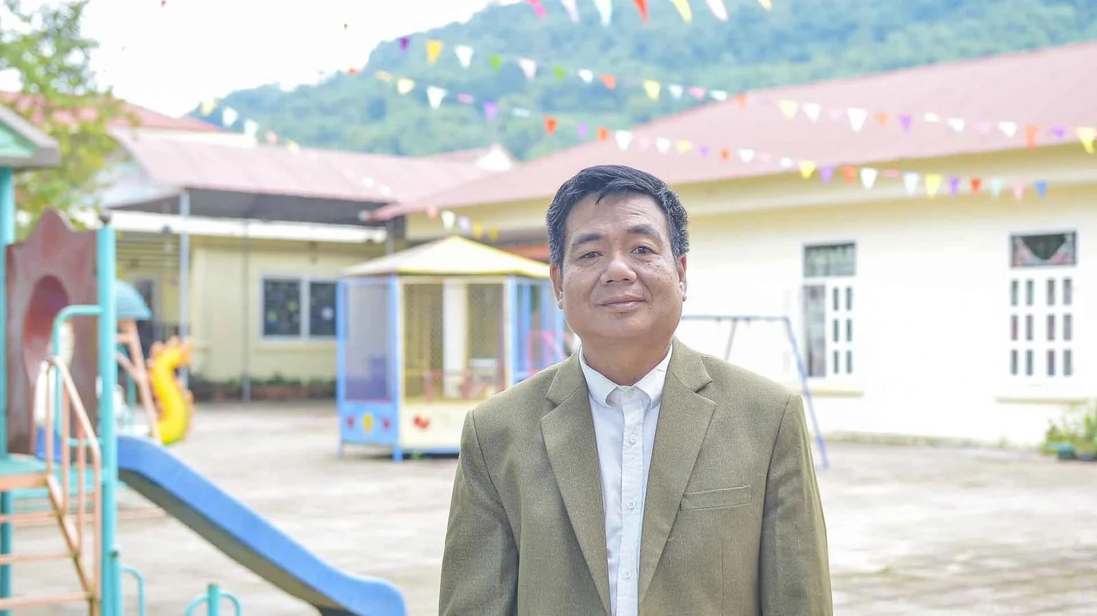 Nhắc đến thầy Lương Văn Sắng, cô Nguyễn Thị Hiền, quyền Hiệu trưởng Trường Mầm non Văn Nho, chia sẻ: dù là giáo viên nam, thầy luôn được phụ huynh và học sinh yêu quý, tin tưởng, như một “người mẹ thứ hai” của các con. Thầy hoàn thành xuất sắc nhiệm vụ, không thua kém các cô, đồng thời là người gieo mầm và đặt nền móng đầu tiên cho Trường Mầm non Văn Nho như ngày nay.