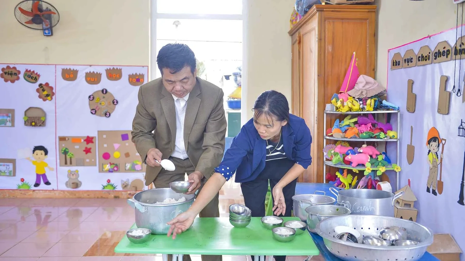 Nhiều người thắc mắc một người đàn ông làm công việc của cô giáo thì trẻ sẽ gọi thế nào. Những lời trêu đùa chỉ vui thôi, nhưng đôi lúc cũng khiến tôi chạnh lòng. Vì vậy, tôi phải giữ tâm lý thoải mái mới gắn bó được với nghề, bởi ai cũng biết giáo dục luôn là nghề cao quý, thầy Sắng cho biết.