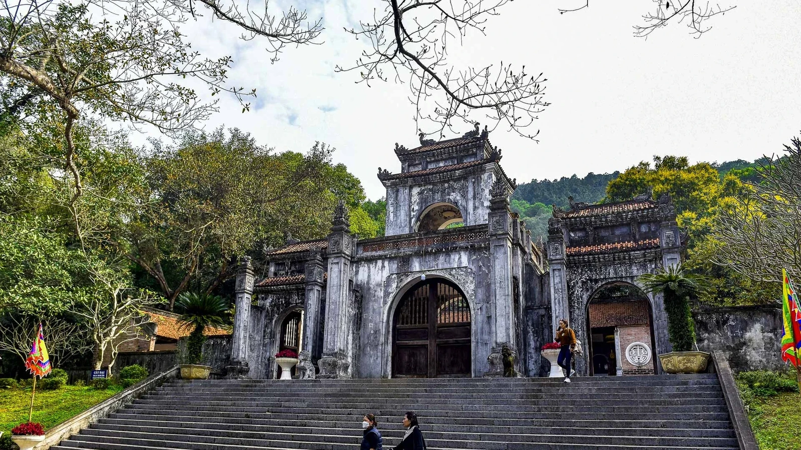 Tương truyền, trong một lần nam tiến đánh giặc, vua Lý Nam Đế đã vào đền cầu mong Bà Triệu phù hộ. Sau khi toàn thắng trở về, nhà vua quay lại tạ lễ và cấp tiền cho dân làng Bồ Điền tu sửa, mở rộng ngôi đền.