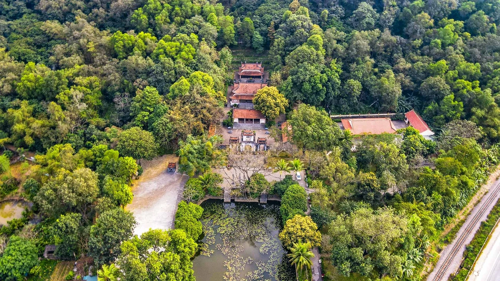 Trải qua nhiều lần bị tàn phá, đến thời vua Minh Mạng, đền được dời về vị trí hiện nay. Cuối thế kỷ XVIII, công trình được hoàn thiện với diện mạo gần như ngày nay. Đền được xây theo lối kiến trúc nội công ngoại quốc, gồm ba tòa chính: tiền đường, trung đường và hậu cung.