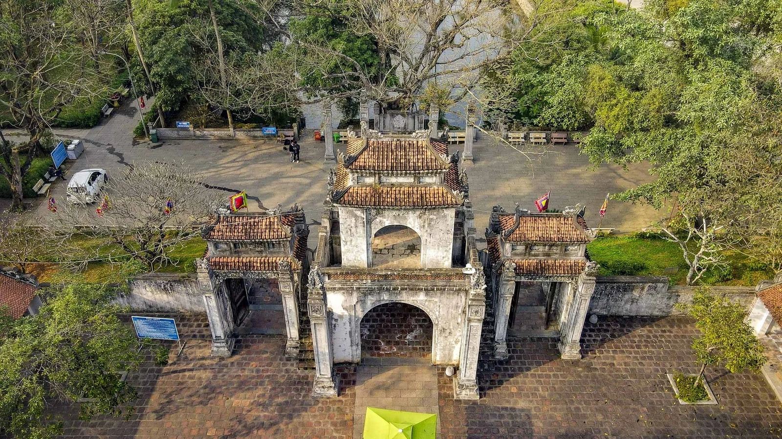 Nghi môn nội mang kiểu tam quan, gồm ba lối vào. Hai bên lối chính đặt đôi nghê đá cổ canh giữ.