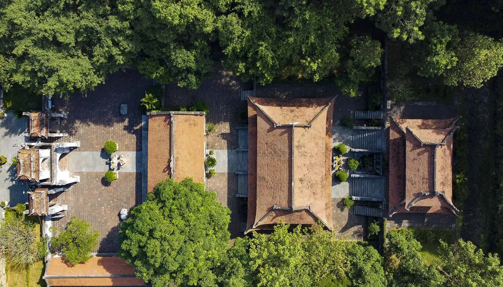 Tiền đường, một trong ba điện thờ chính được xây ba gian hai chái. Trung đường gồm năm gian, mái cong hai tầng. Hậu cung có vị trí cao nhất, tựa lưng vào núi Gai, được dựng bằng gỗ, dài 2,45 m, rộng 6,9 m, mái cong theo phong cách truyền thống của đình chùa Việt.