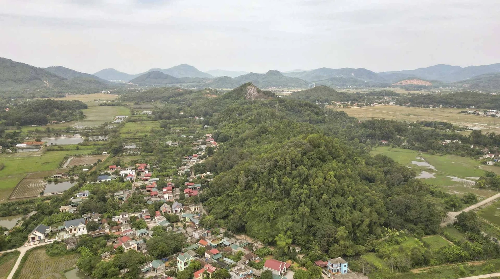 Cách đền khoảng 500 m về phía Tây là khu lăng mộ Bà Triệu cùng mộ ba tướng họ Lý. Lăng nằm trên đỉnh núi Tùng - ngọn núi thuộc dãy Tam Đa, có địa hình xen lẫn đá vôi và đồi đất, chạy hướng Tây Bắc.