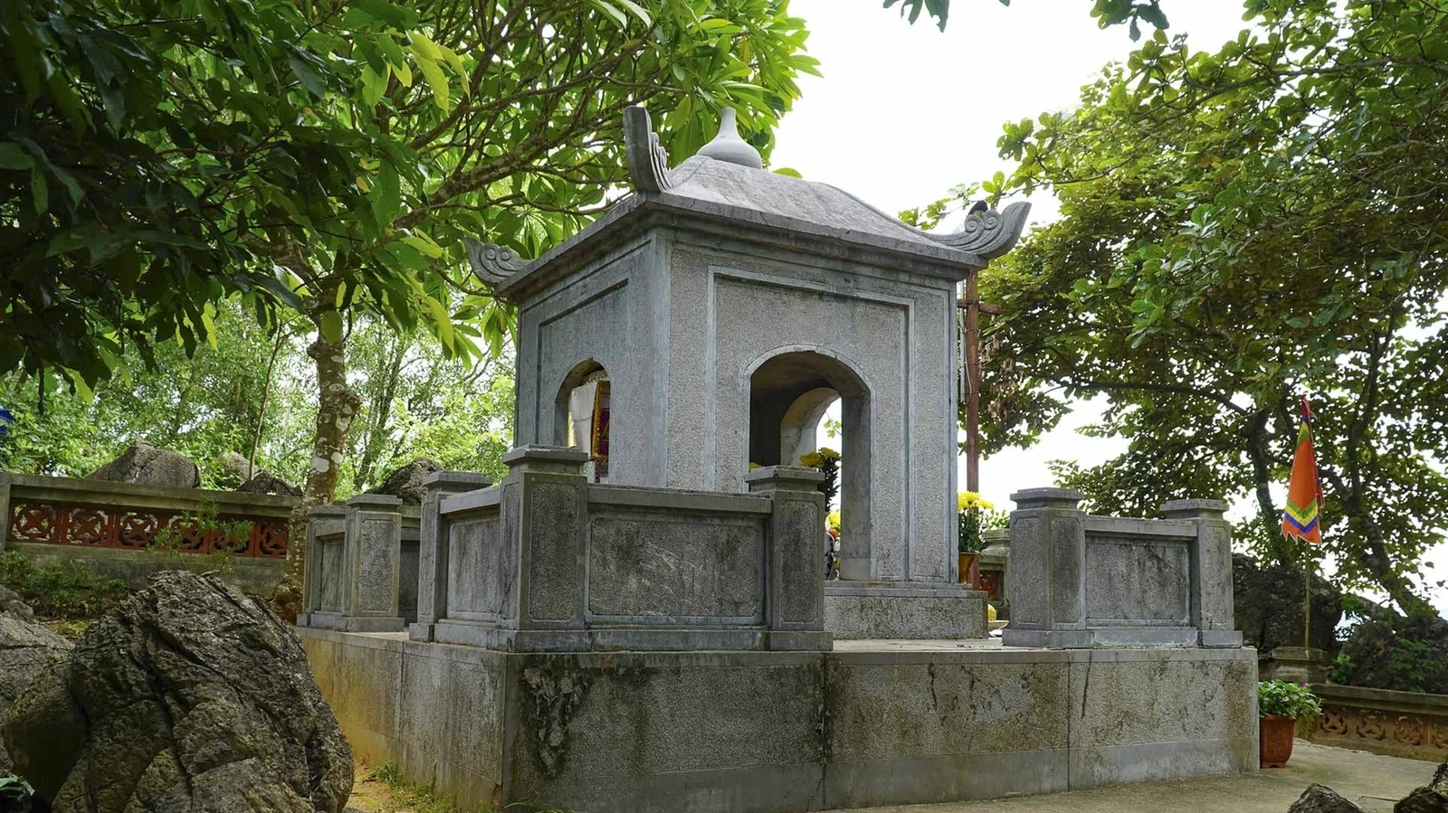 Khu lăng mộ được bao quanh bởi tường hoa theo bố cục hình vuông. Xưa kia, lăng xây bằng gạch, đến năm 2005, công trình được trùng tu, vẫn giữ nguyên hình dáng ban đầu nhưng thay toàn bộ bằng đá nguyên khối.