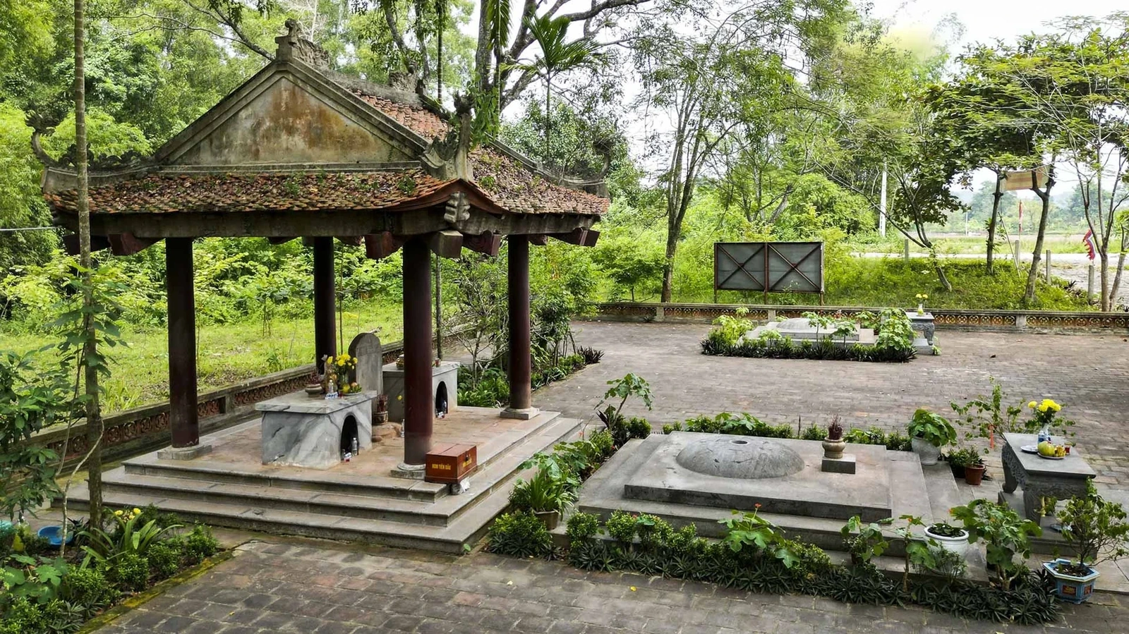 Dưới chân núi Tùng là phần mộ của ba tướng họ Lý: Lý Công Thành, Lý Công Hoằng và Lý Công Mỹ - những người làng Bồ Điền từng theo Bà Triệu đánh giặc.