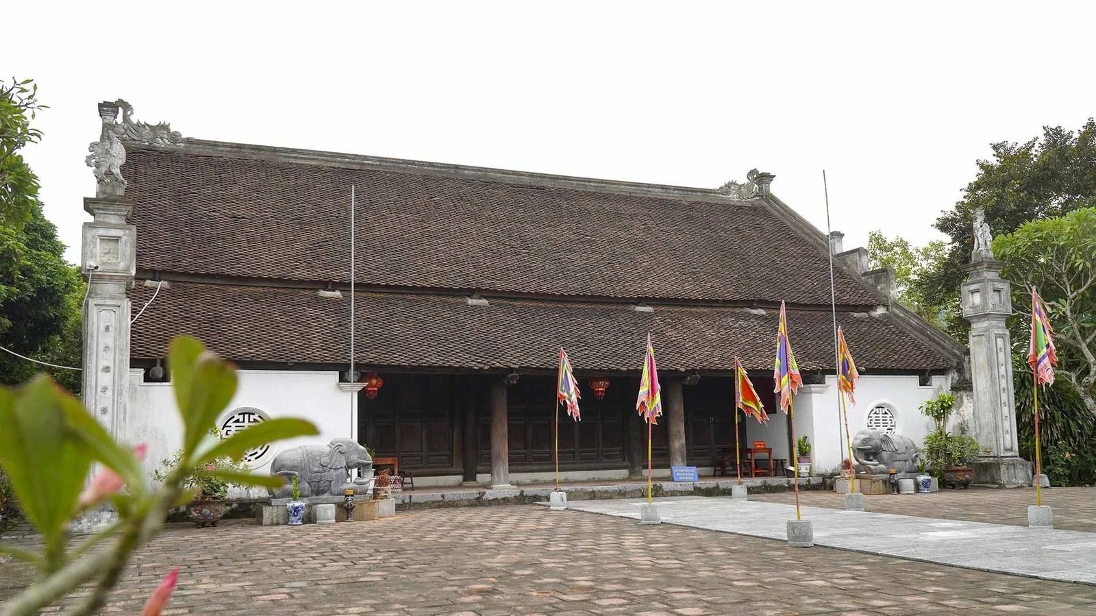 Quần thể di tích đền Bà Triệu còn có các công trình phụ cận như miếu Bàn Thề, đền Đệ Tứ và đình Phú Điền, nơi Bà Triệu được tôn là thành hoàng làng.