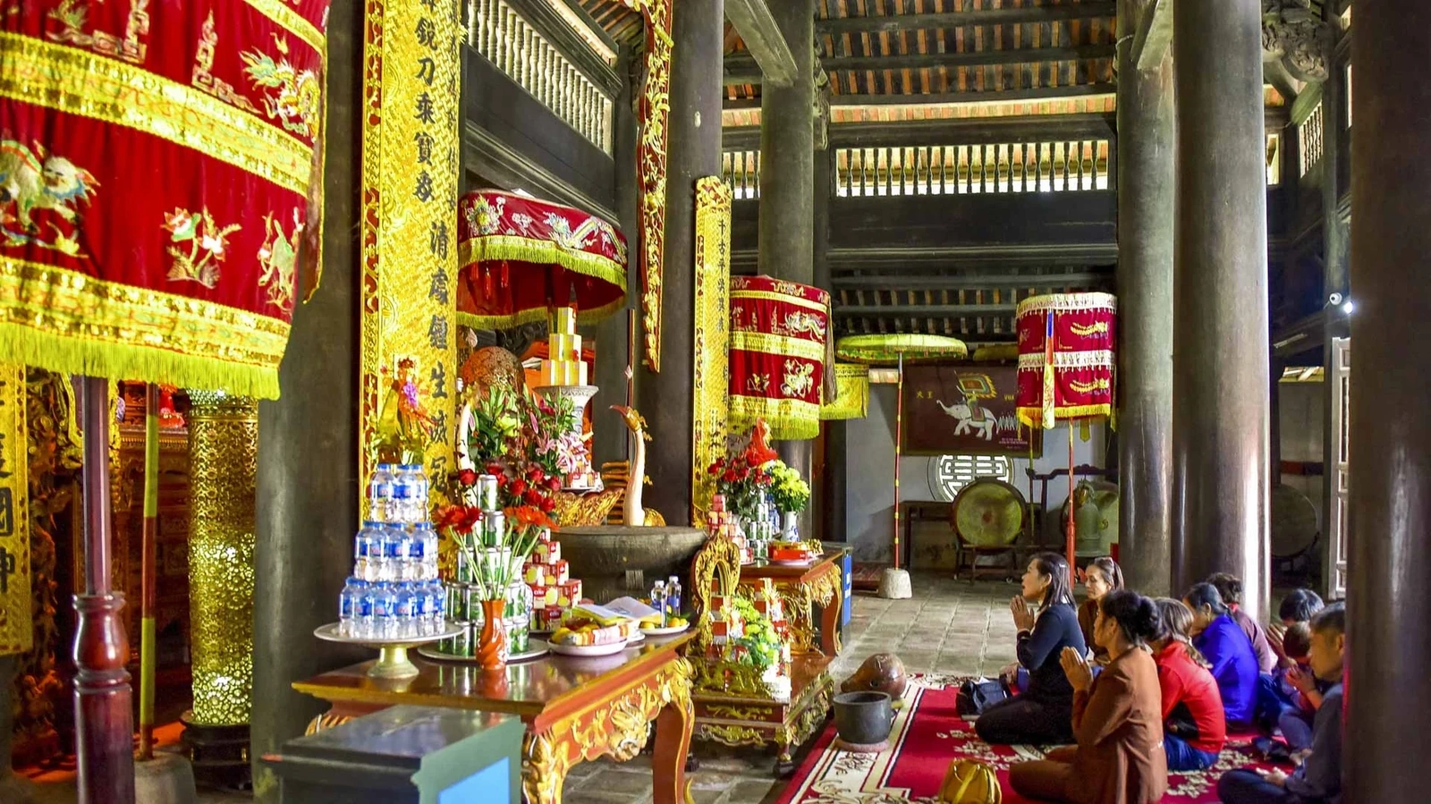 Trước sức mạnh nghĩa quân, quân Đông Ngô phải huy động lực lượng lớn và nhiều tướng lĩnh dày dạn kinh nghiệm sang đàn áp. Do chênh lệch lực lượng và nhiều mưu kế hiểm độc, cuộc khởi nghĩa thất bại. Bà Triệu tuẫn tiết tại núi Tùng vào ngày 22/2 năm Mậu Thìn 248. Để tưởng nhớ công lao của Bà, nhân dân lập đền thờ và hương khói suốt nhiều thế kỷ.