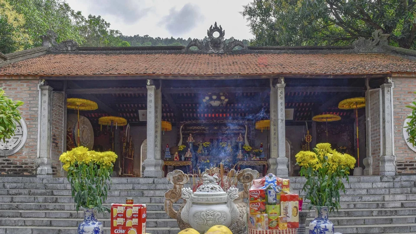 Theo tư liệu lịch sử, Triệu Thị Trinh sinh năm 226 tại quận Cửu Chân (thuộc huyện Yên Định cũ của Thanh Hóa). Mồ côi cha mẹ từ nhỏ, bà sống cùng anh trai Triệu Quốc Đạt, một hào trưởng vùng Quan Yên. Năm 20 tuổi, Bà cùng anh chiêu mộ hàng nghìn nghĩa sĩ ở núi Nưa, dựng cờ khởi nghĩa chống quân Đông Ngô. Nghĩa quân nhanh chóng lớn mạnh và được nhân dân hưởng ứng rộng rãi. Khi Triệu Quốc Đạt mất, nghĩa binh tôn Triệu Thị Trinh làm chủ tướng.