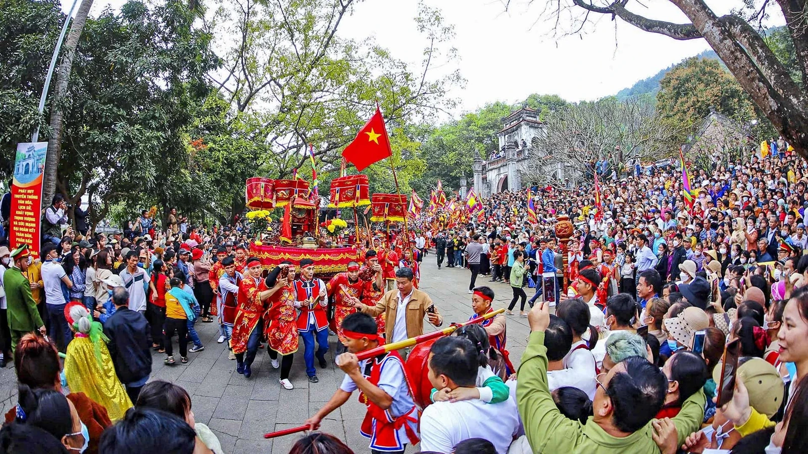 Mỗi năm có hàng chục nghìn lượt du khách đến tham quan, đông nhất vào dịp lễ hội từ ngày 21 đến 23 tháng 2 âm lịch.