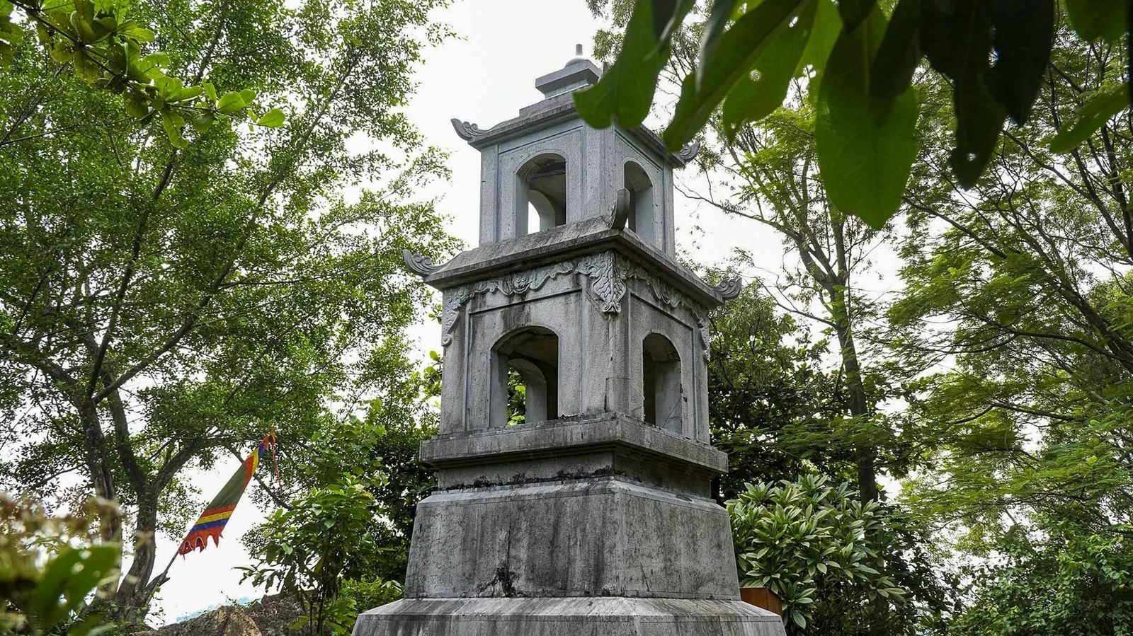 Cạnh ngôi mộ Bà là một bảo tháp cũng được tạc dựng bằng đá xanh nguyên khối kiên cố.