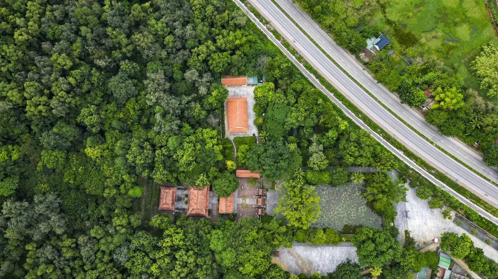 Đền Bà Triệu tọa lạc trên núi Gai, cách trung tâm Thanh Hóa khoảng 18 km về phía Bắc và cách Hà Nội gần 140 km về phía Nam, thuộc thôn Phú Điền (xã Triệu Lộc, Thanh Hóa). Đền được dựng từ thời Lý Nam Đế, nhằm tưởng nhớ công lao của nữ Anh hùng Triệu Thị Trinh, người đã đứng lên đánh đuổi quân Đông Ngô.