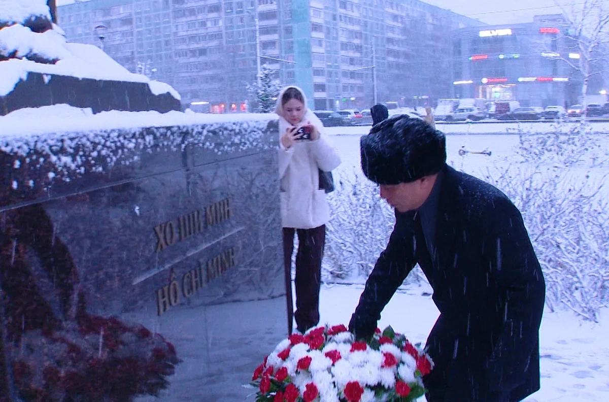 Đoàn đại biểu cấp cao tỉnh Thanh Hóa dâng hoa Lăng V.I.Lênin và Tượng đài Chủ tịch Hồ Chí Minh tại Liên bang Nga