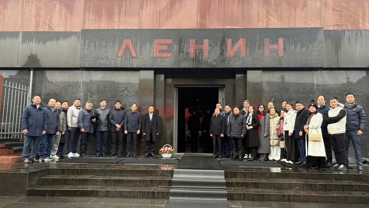 Đoàn đại biểu cấp cao tỉnh Thanh Hóa dâng hoa Lăng V.I.Lênin và Tượng đài Chủ tịch Hồ Chí Minh tại Liên bang Nga