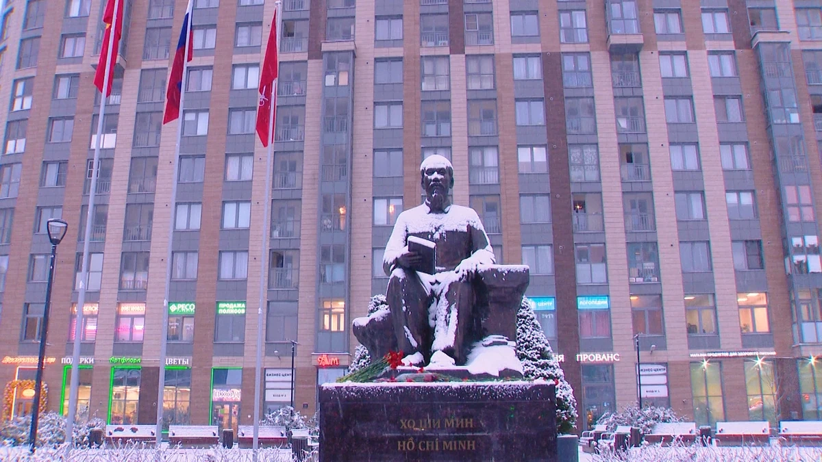 Đoàn đại biểu cấp cao tỉnh Thanh Hóa dâng hoa Lăng V.I.Lênin và Tượng đài Chủ tịch Hồ Chí Minh tại Liên bang Nga