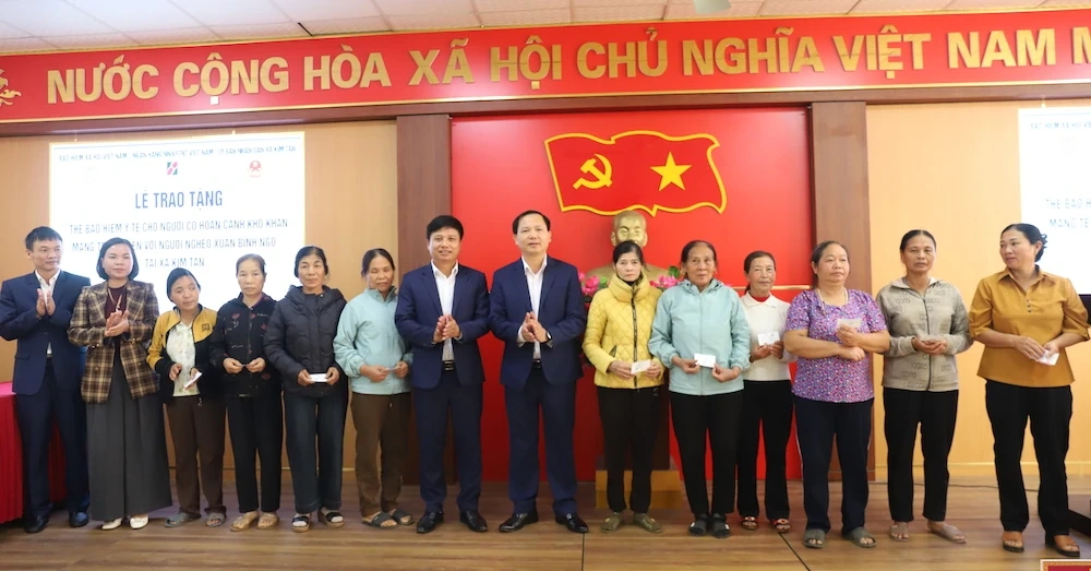 Trao tặng thẻ BHYT cho người dân có hoàn cảnh khó khăn tại xã Kim Tân và Thạch Bình