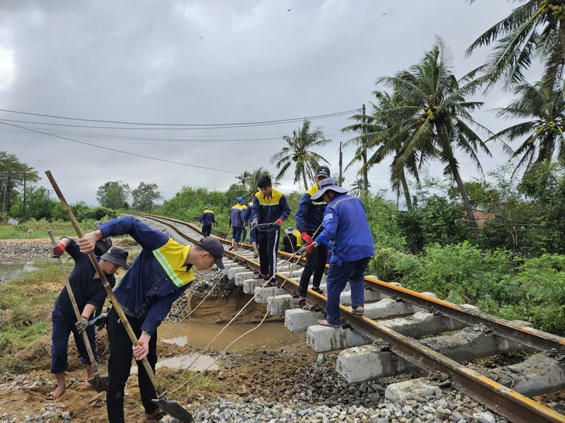 Trước 27/11 sẽ thông tuyến đường sắt Bắc-Nam do mưa lũ tại miền Trung