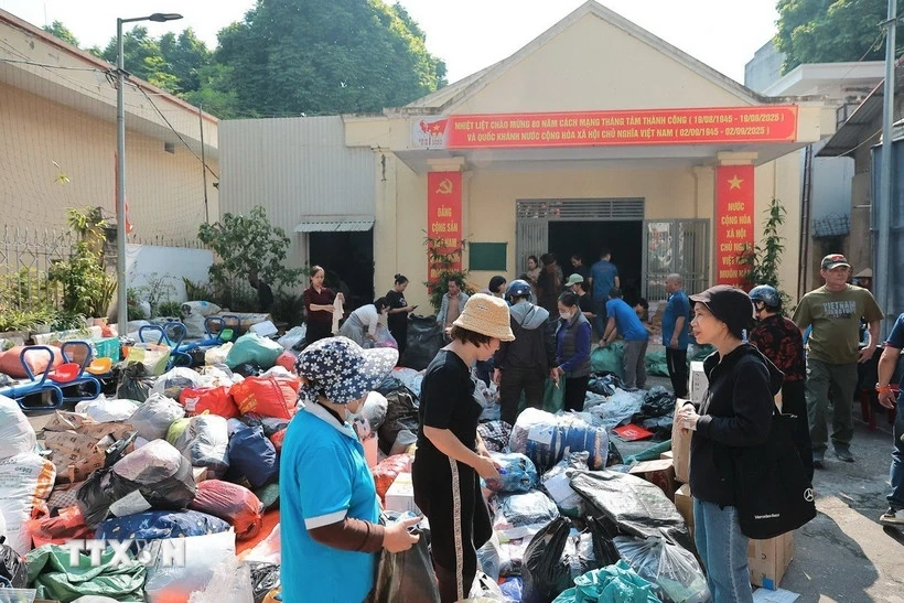 Hơn 2.088 tỷ đồng đăng ký ủng hộ đồng bào vùng lũ qua Ban Vận động cứu trợ Trung ương