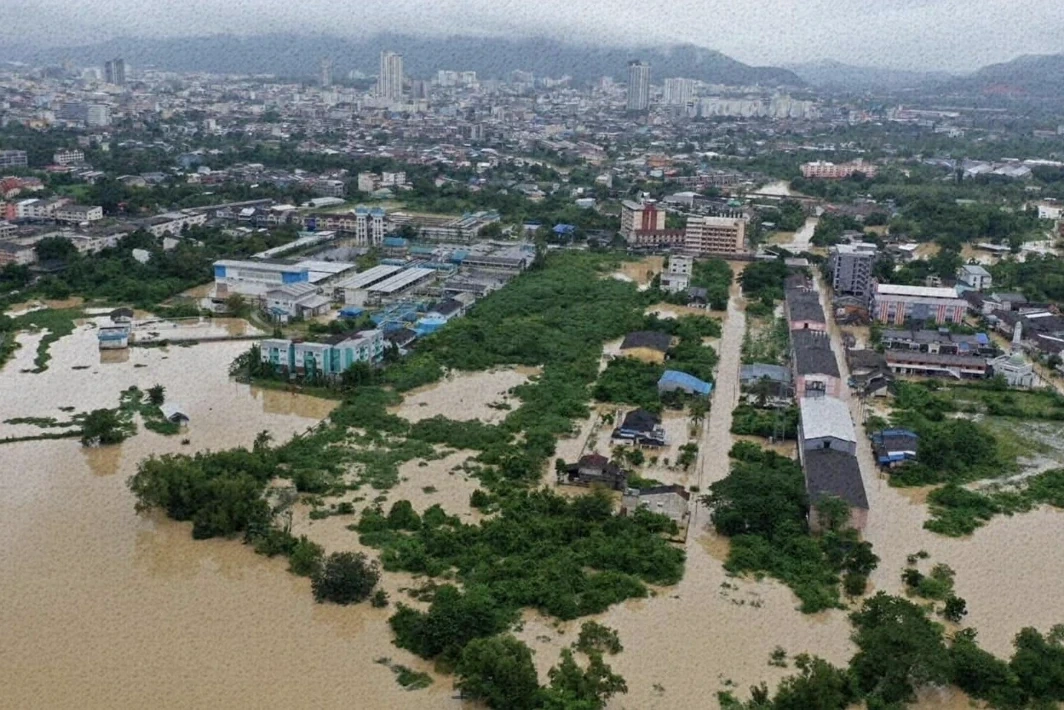 U23 Việt Nam có nguy cơ đổi địa điểm thi đấu SEA Games vì lũ lịch sử; MU thua đau Everton