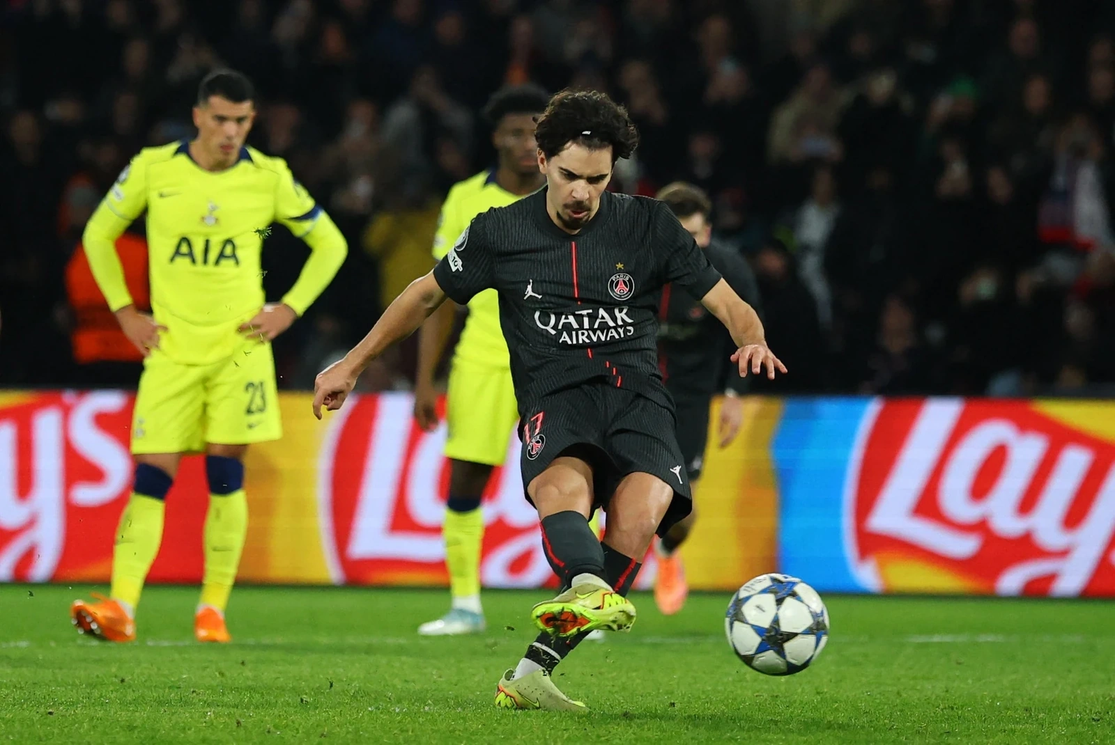 U22 Campuchia rút lui khỏi SEA Games 33; Liverpool thảm bại tại Champions League