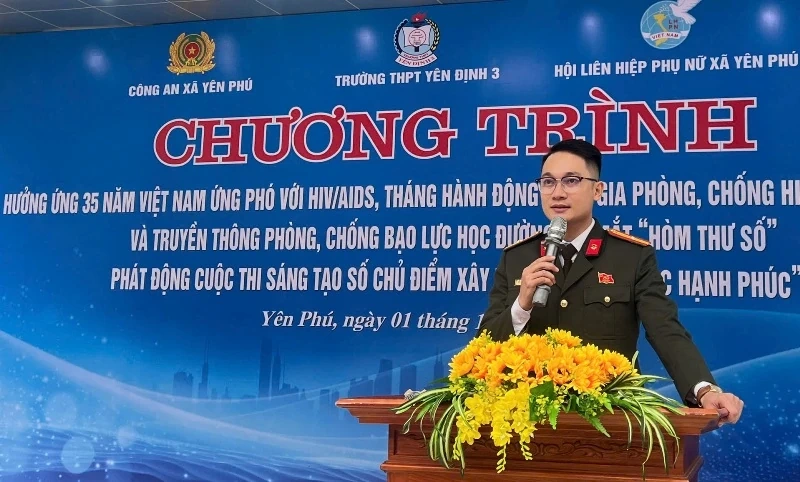 Học sinh xã Yên Phú tìm hiểu kiến thức về ứng phó với HIV/AIDS, phòng chống bạo lực học đường