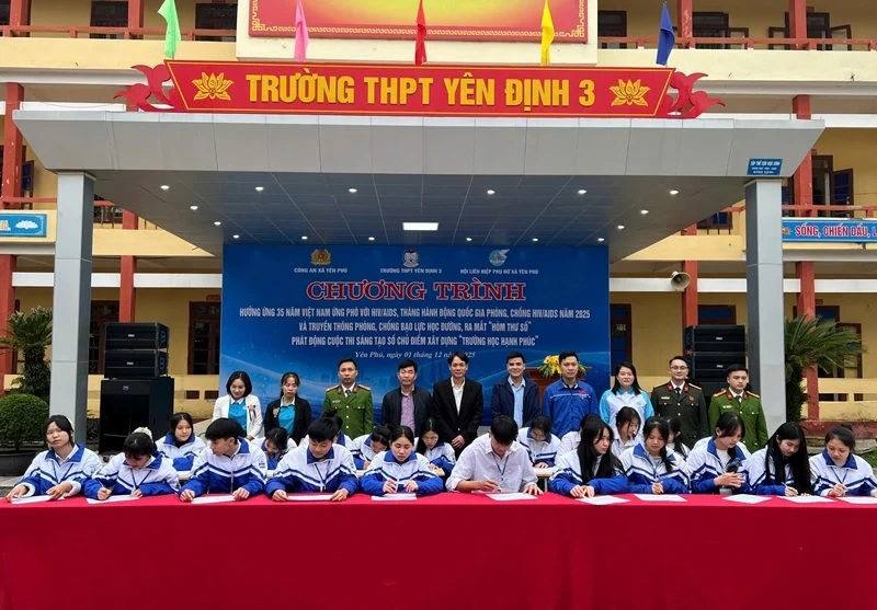 Học sinh xã Yên Phú tìm hiểu kiến thức về ứng phó với HIV/AIDS, phòng chống bạo lực học đường