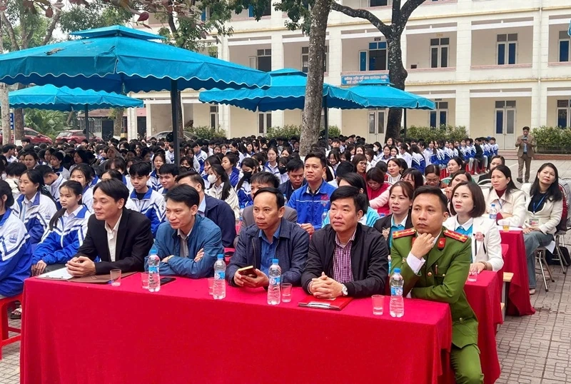 Học sinh xã Yên Phú tìm hiểu kiến thức về ứng phó với HIV/AIDS, phòng chống bạo lực học đường