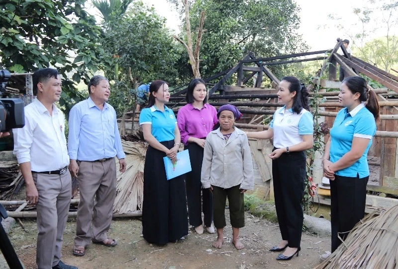 Hội LHPN tỉnh trao quà và “Mái ấm tình thương” cho phụ nữ, trẻ mồ côi khó khăn