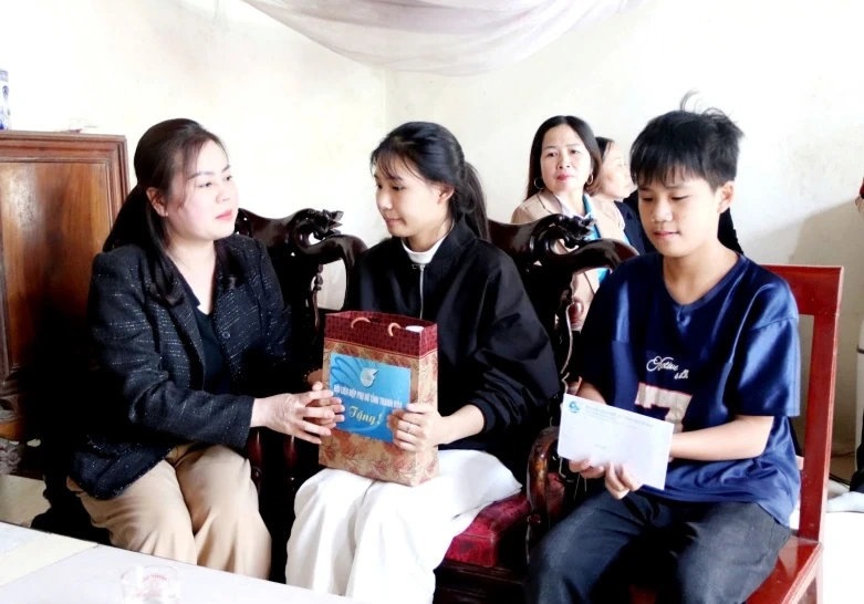 Hội LHPN tỉnh trao quà và “Mái ấm tình thương” cho phụ nữ, trẻ mồ côi khó khăn